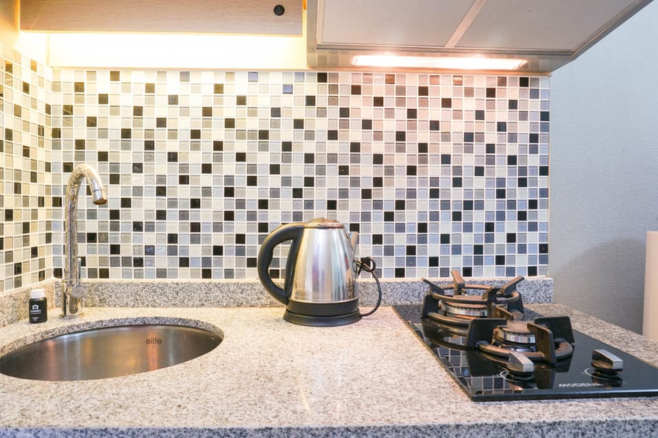 Room | Private kitchenette | Fridge, microwave, stovetop, electric kettle