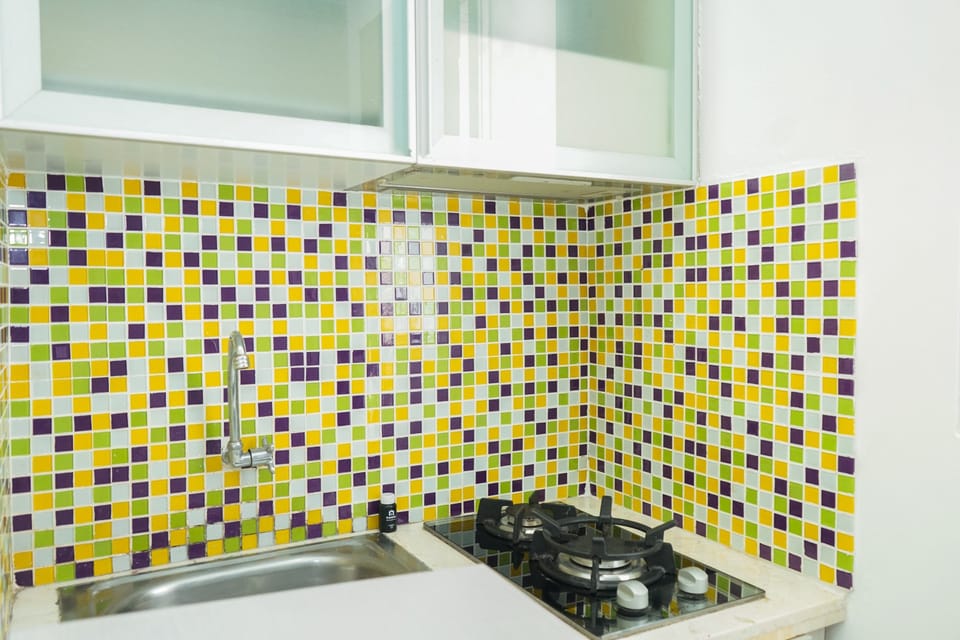 Room | Private kitchenette | Fridge, stovetop, cookware/dishes/utensils