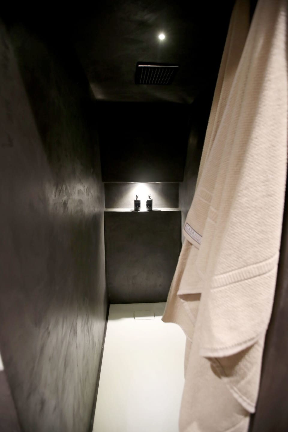 Deluxe Room, Balcony (Monreale) | Bathroom | Shower, rainfall showerhead, slippers, bidet