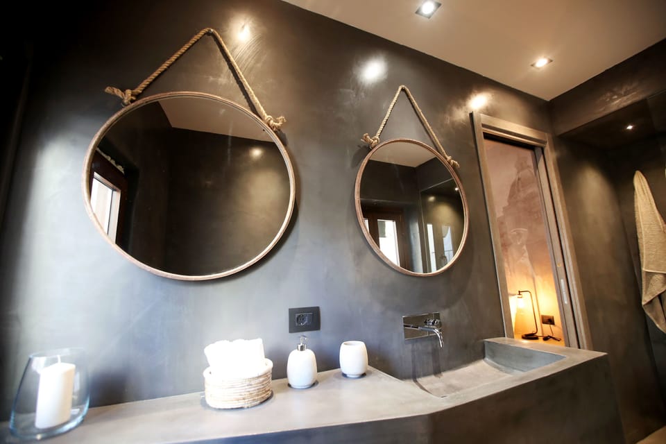 Deluxe Suite, Jetted Tub (Piazza Pretoria) | Bathroom | Shower, rainfall showerhead, bidet, towels
