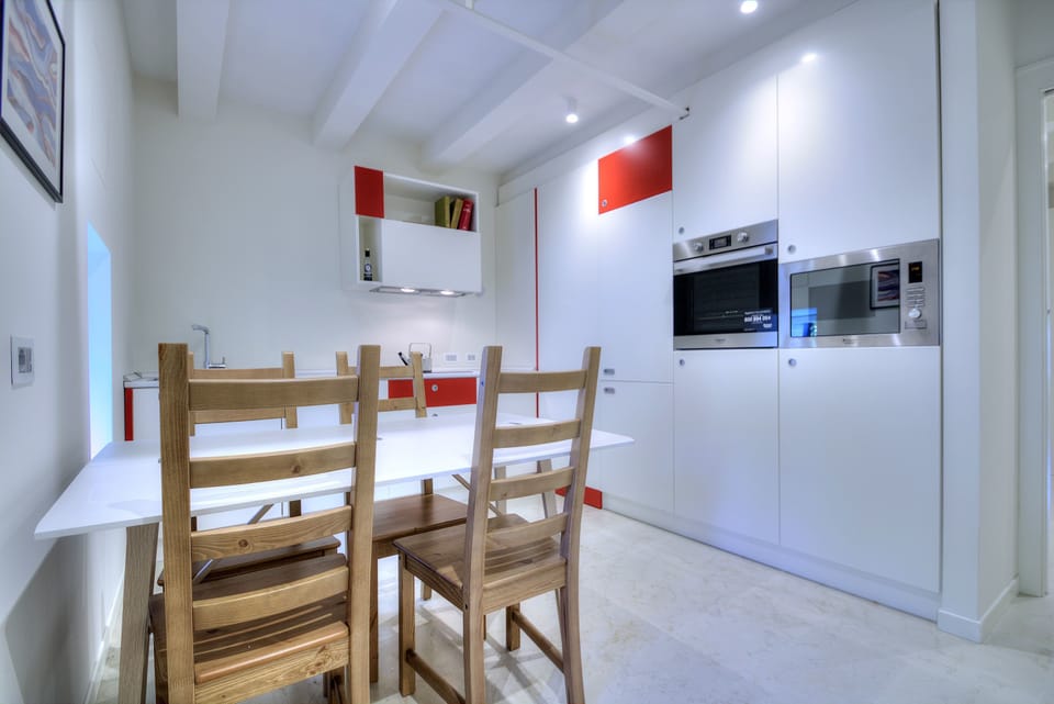 Exclusive Apartment, 1 Bedroom, Canal View, Ground Floor | Private kitchen | Fridge, microwave, oven, stovetop