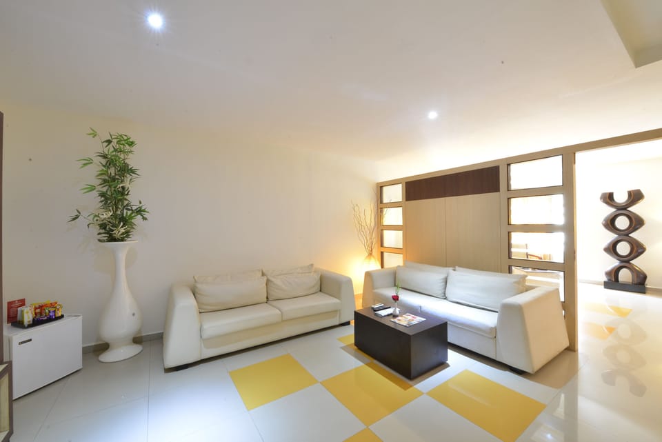 Executive Studio Suite | Living area | Flat-screen TV