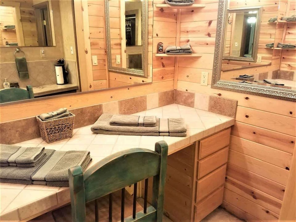Rivers Edge Cabin - Cozy Cabins LLC