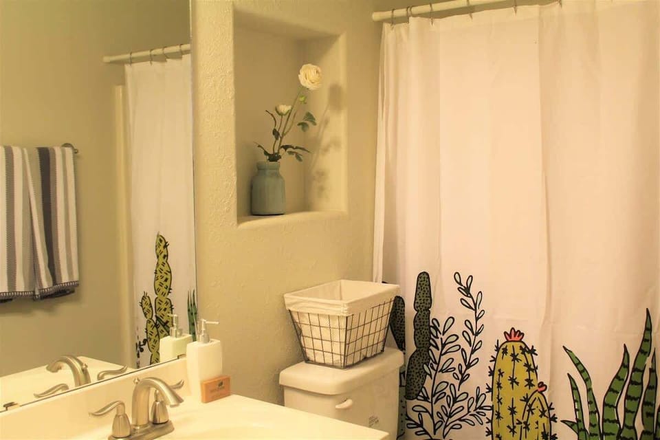 Guest bath upstairs w/ tub/shower