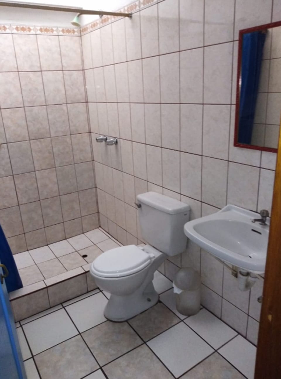 Habitacion Matrimonial con baño privado | Bathroom | Shower, towels, soap, toilet paper