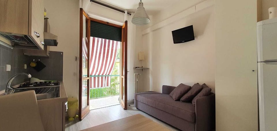 Family Studio | Living room | 28-inch flat-screen TV with digital channels, TV