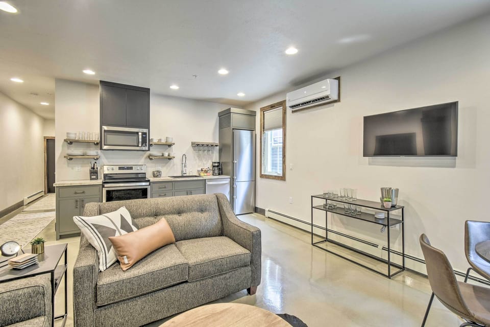 Living Room | Free WiFi | Smart TV | Queen Sleeper Sofa | Twin Sleeper Sofa