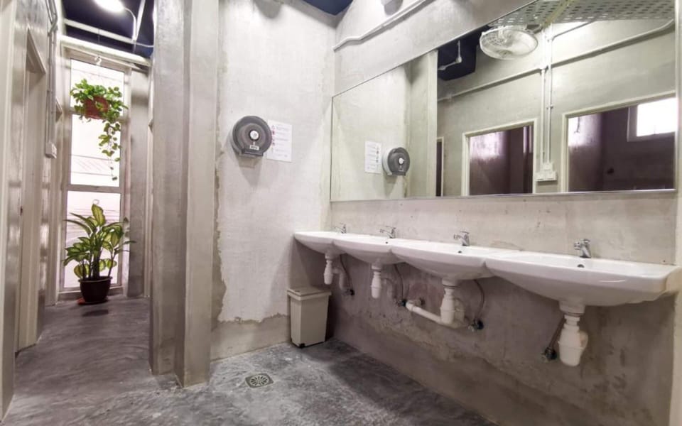 Shower, free toiletries, slippers, bidet