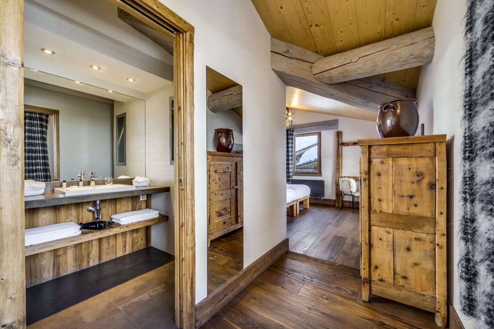 Superior Twin Room | Bathroom | Hair dryer, bathrobes, slippers, towels