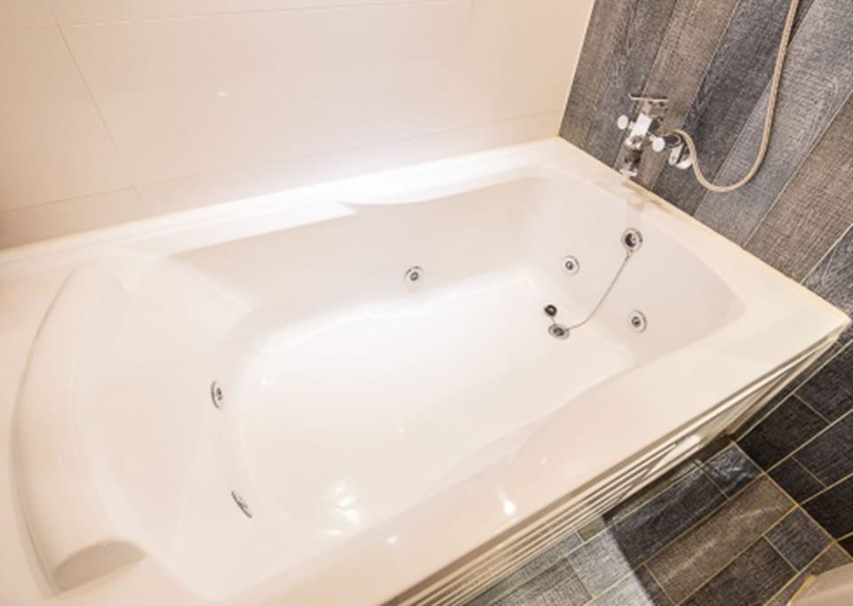 Suite (Provence) | Deep soaking bathtub