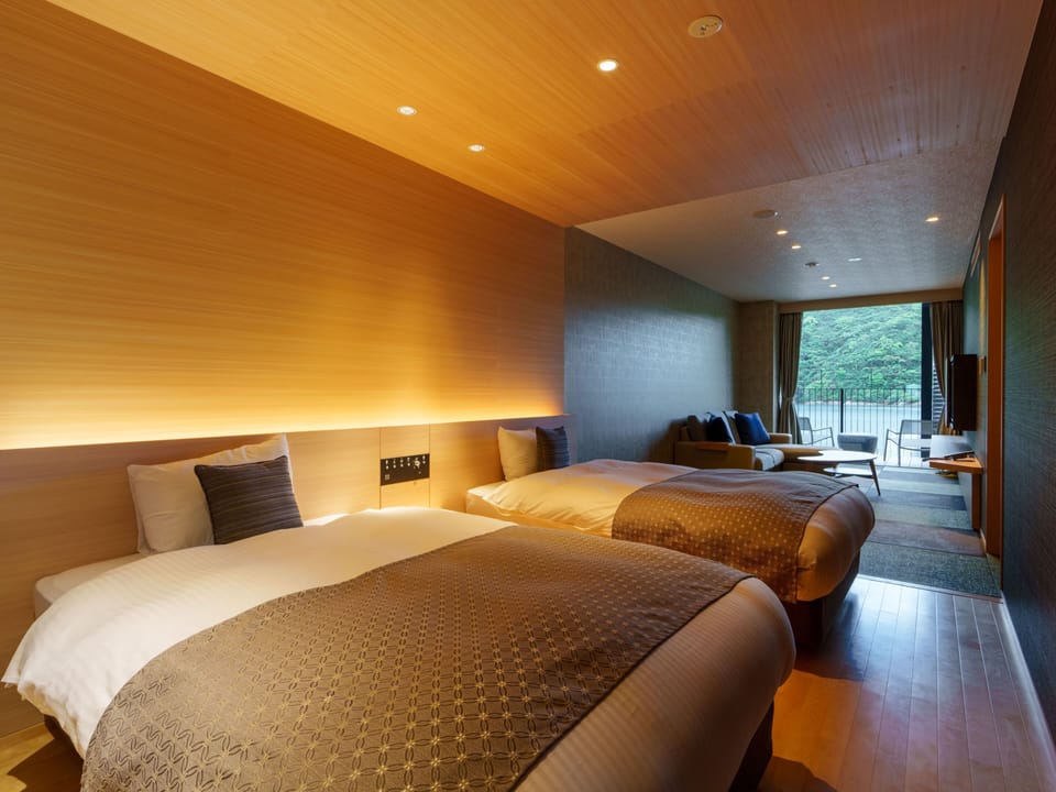 Minibar, in-room safe, laptop workspace, blackout drapes