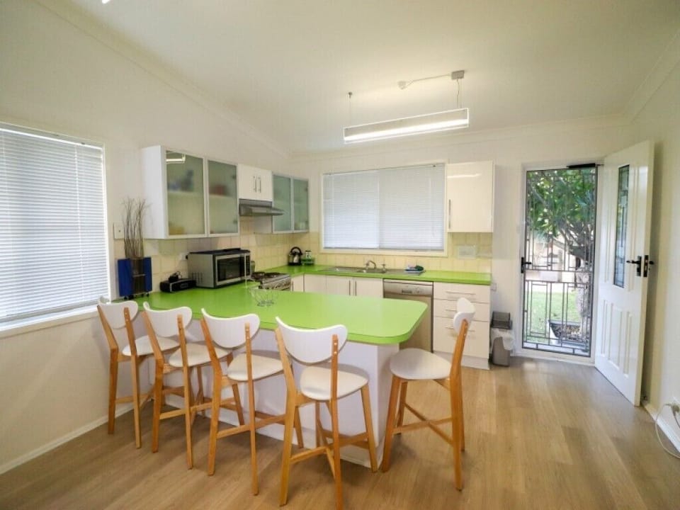 Kitchen bench - comfortably seats 5