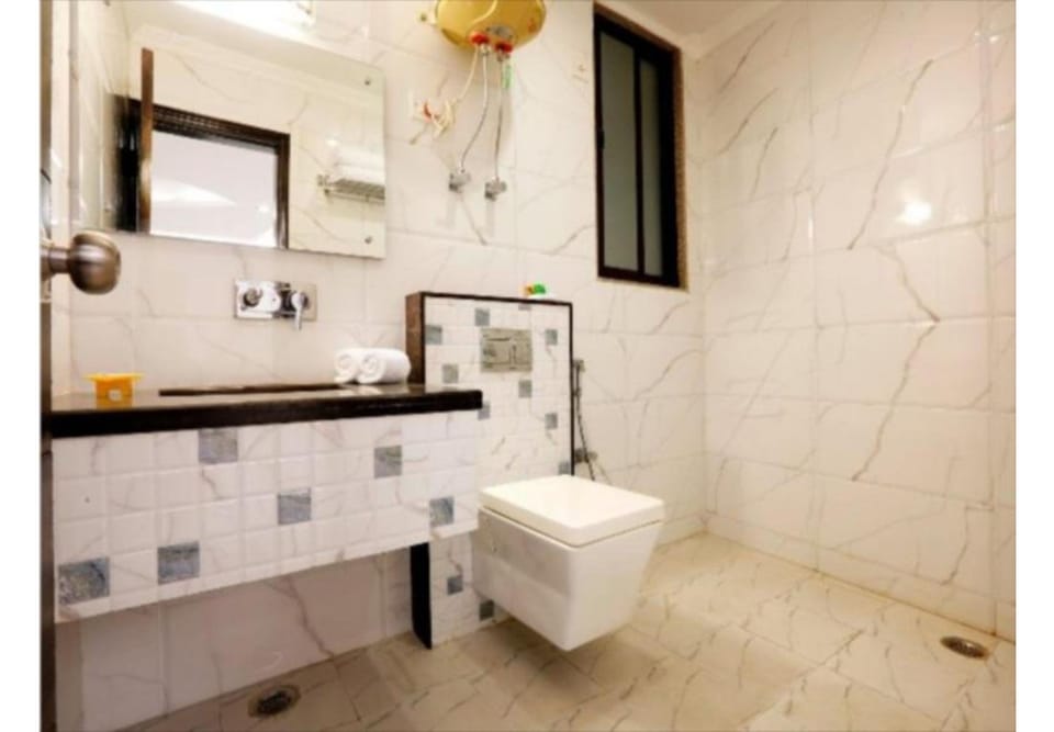 Shower, rainfall showerhead, free toiletries, hair dryer