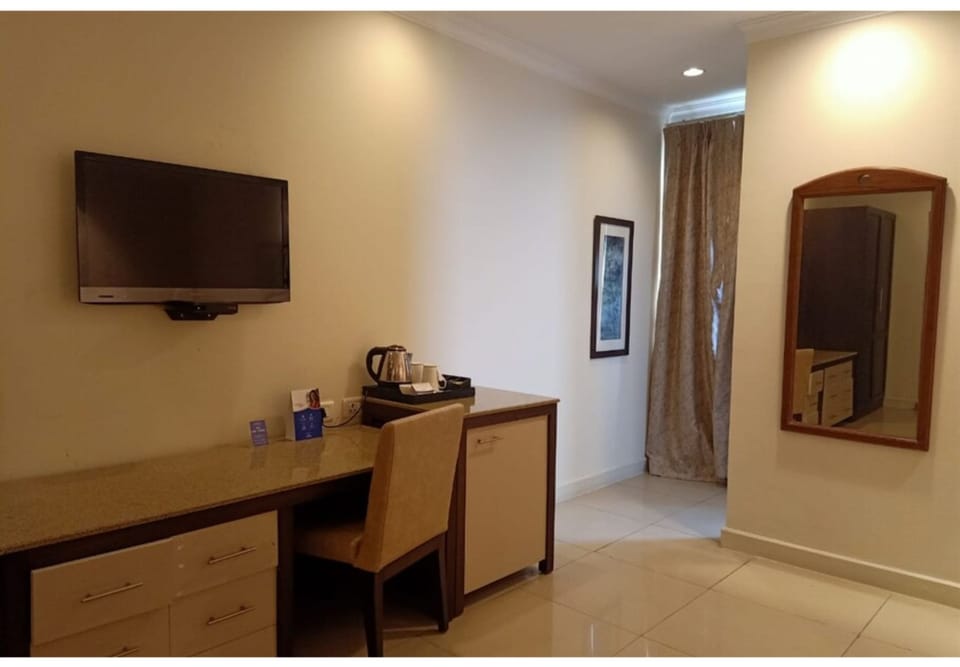 Deluxe Room | Memory foam beds, minibar, in-room safe, desk