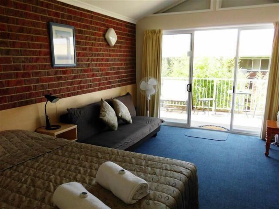 Deluxe Room, 1 Queen Bed with Sofa bed, Non Smoking, Balcony | 1 bedroom, blackout drapes, free WiFi, bed sheets
