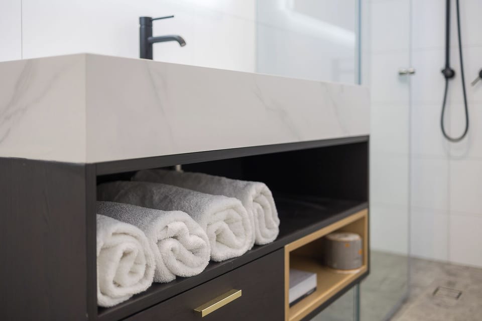 Shower, rainfall showerhead, free toiletries, hair dryer