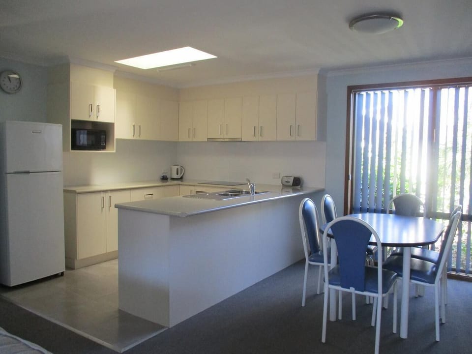 Standard Apartment, 2 Bedrooms, Non Smoking, Kitchen (Apartment) | Private kitchen | Coffee/tea maker, electric kettle, highchair
