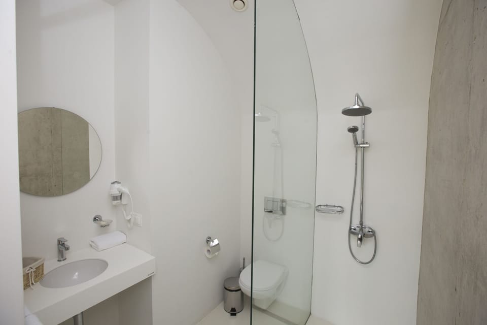 Standard Double Room | Bathroom shower