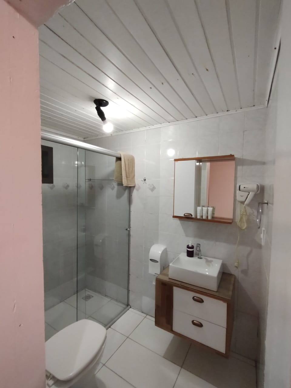 Standard Double or Twin Room | Bathroom | Shower, free toiletries, hair dryer, towels