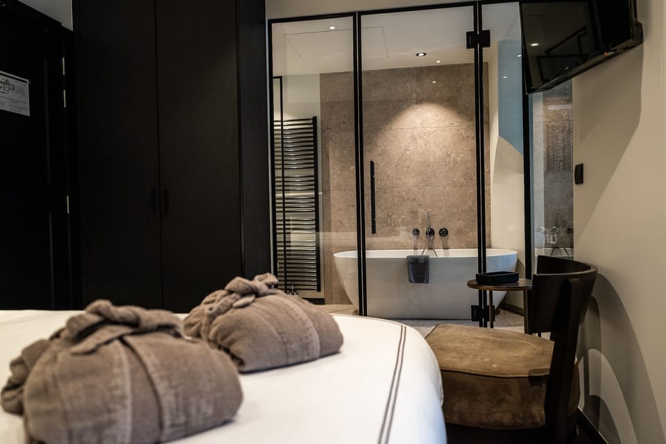 Suite | Bathroom | Free toiletries, hair dryer, bathrobes, slippers