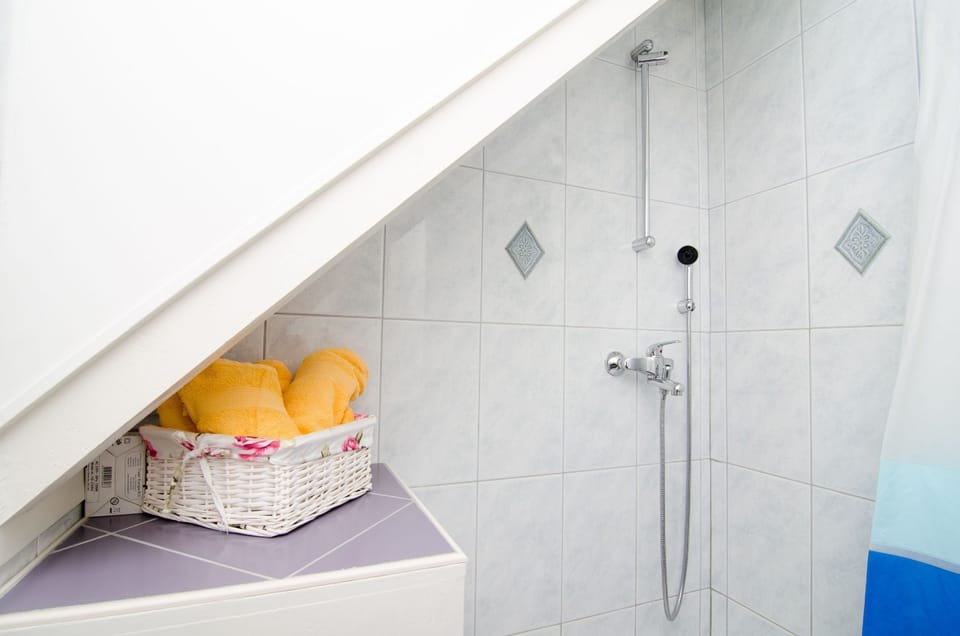 Double Room, City View | Bathroom shower