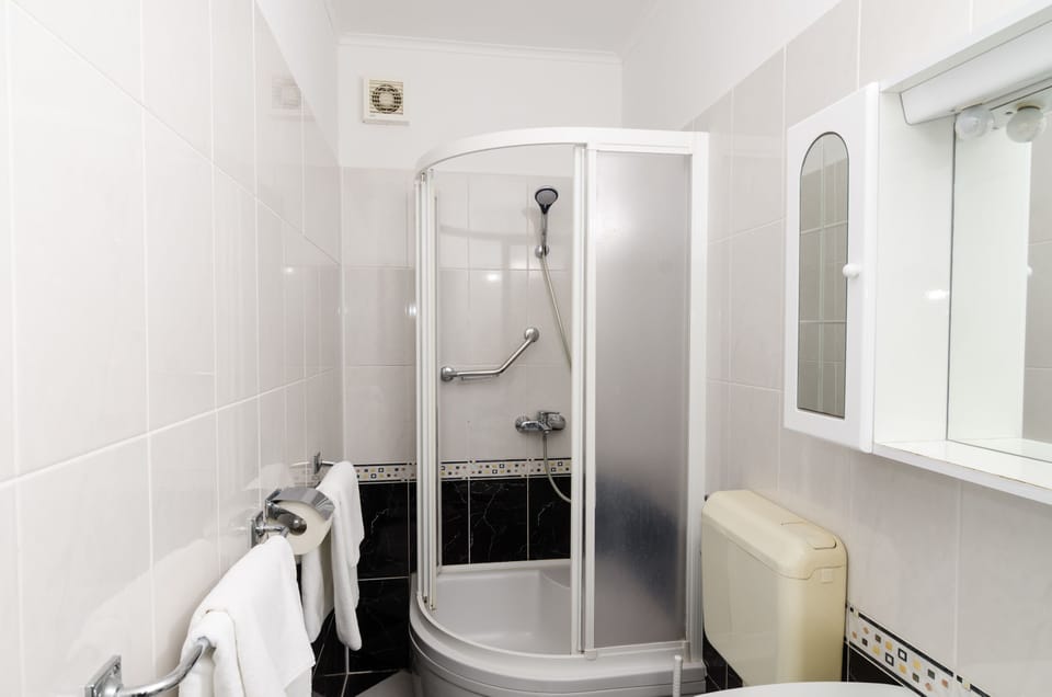 Double Room, Sea View | Bathroom | Shower, hair dryer, towels