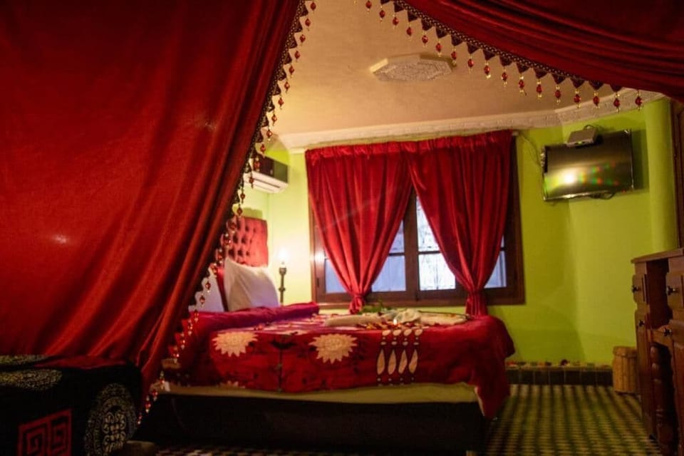 Family Room | Desk, iron/ironing board (on request), WiFi (free), bed sheets