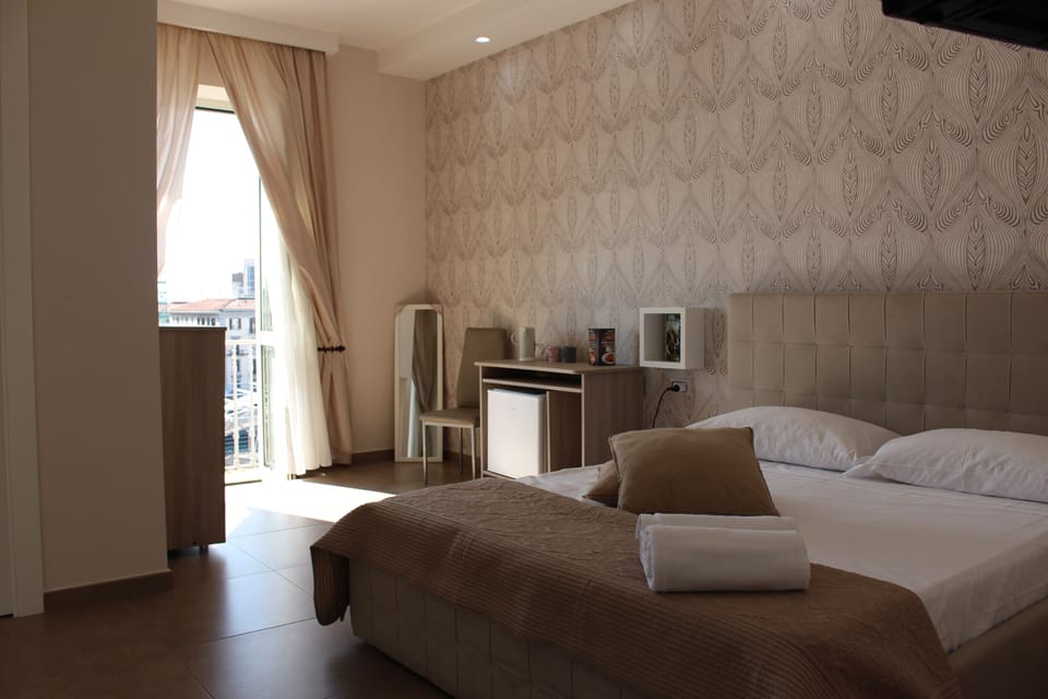Triple Room (6) | Down comforters, desk, soundproofing, iron/ironing board