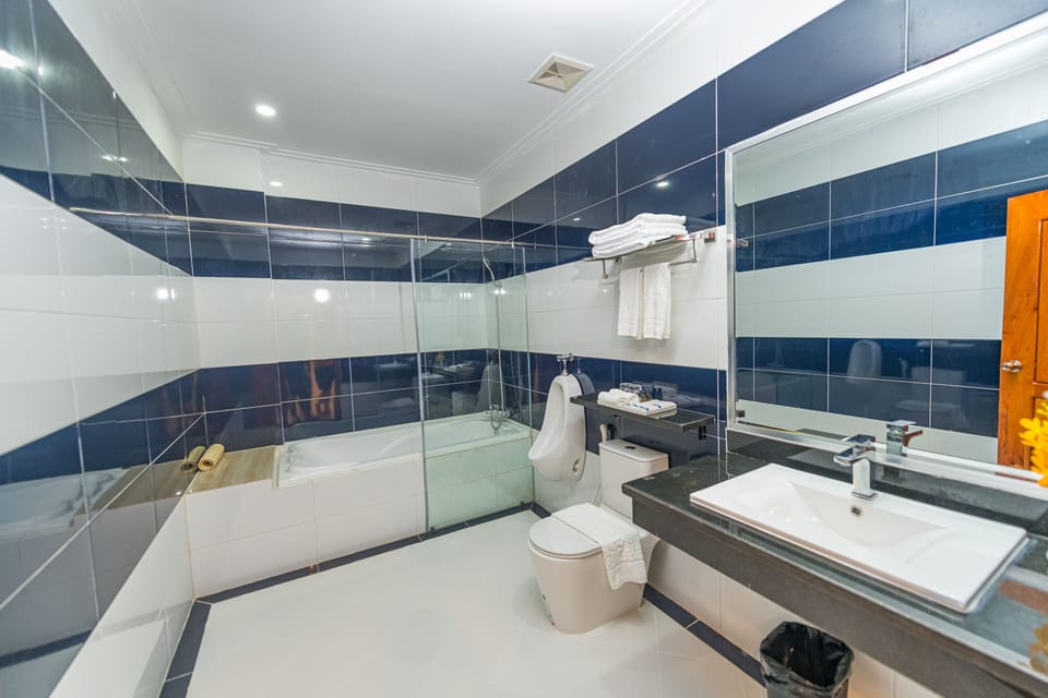 Royal Studio Suite | Bathroom | Shower, free toiletries, hair dryer, bathrobes