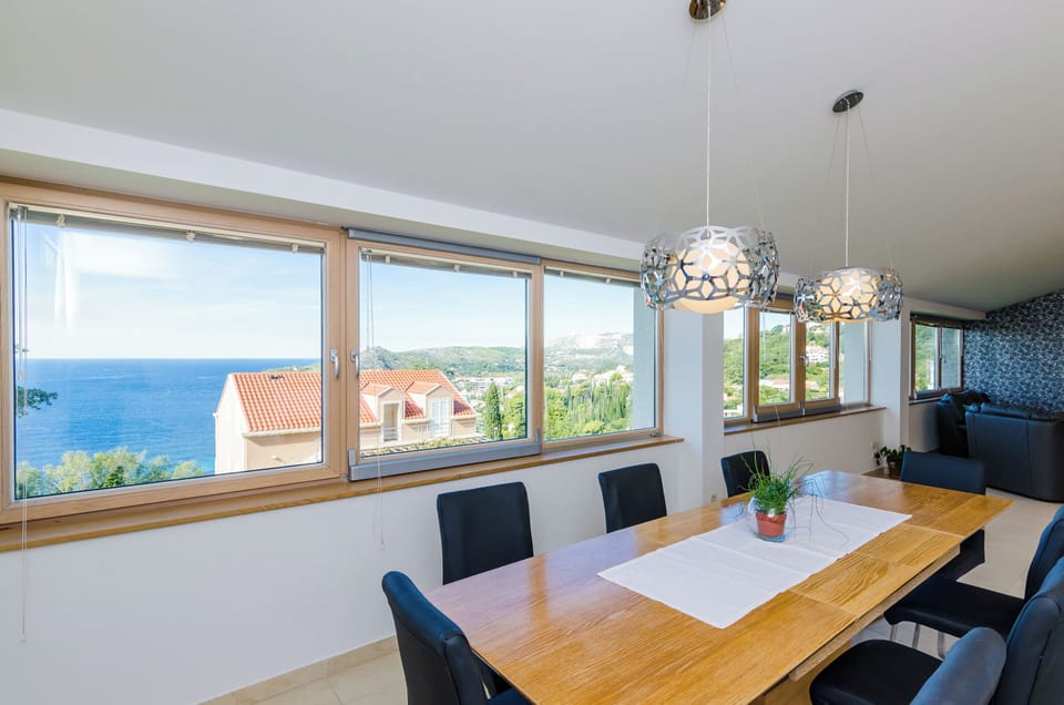 Villa (Four-Bedroom Villa, Swimming Pool) | Dining room
