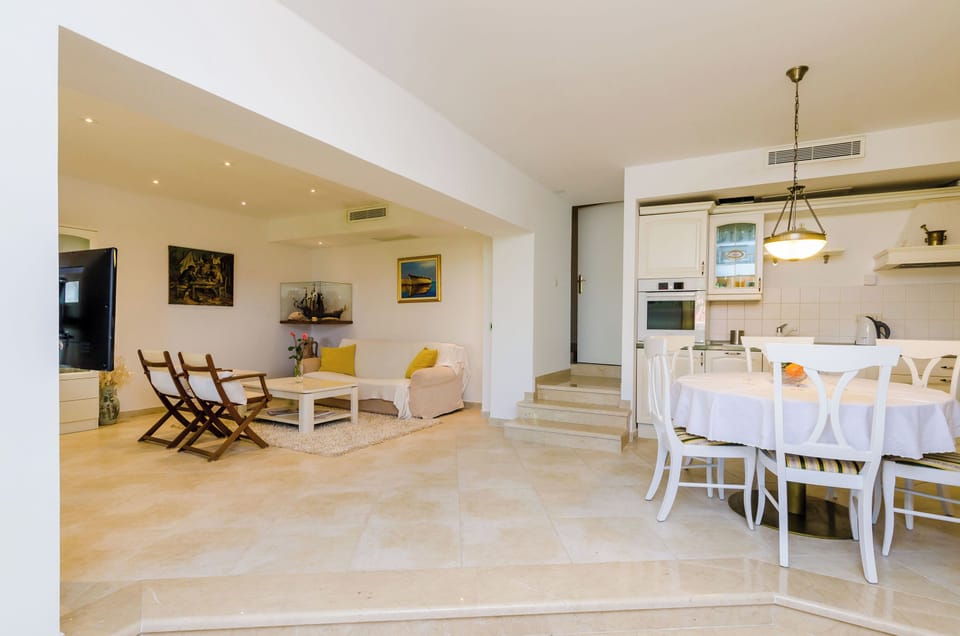 Villa (Four-Bedroom Villa, Swimming Pool) | Dining room