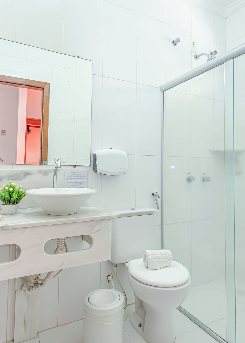 Shower, rainfall showerhead, free toiletries, hair dryer