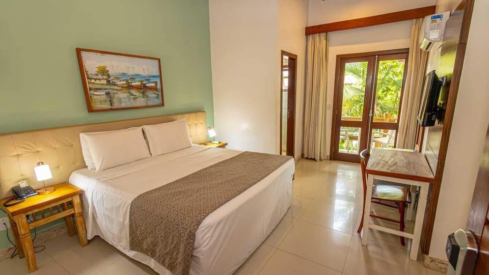 Standard Room | Minibar, in-room safe, desk, blackout drapes