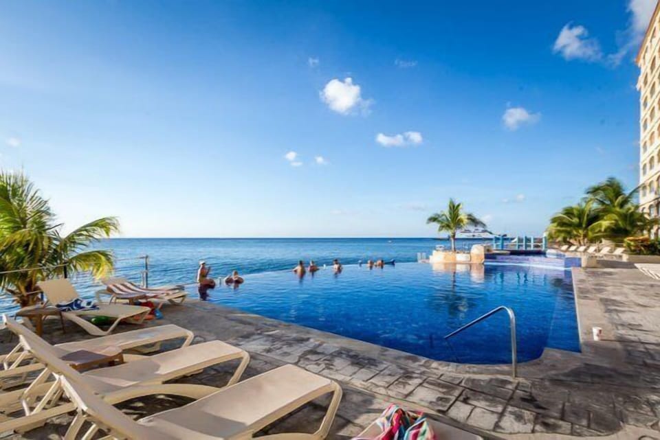 The El Cantil infinity pool.