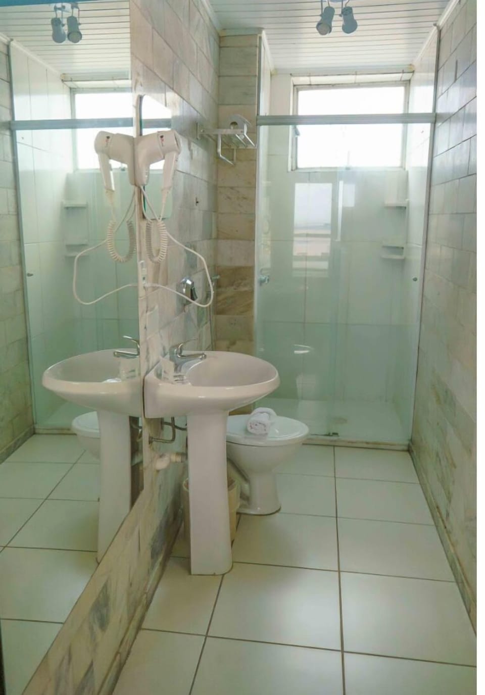 Shower, rainfall showerhead, free toiletries, bidet