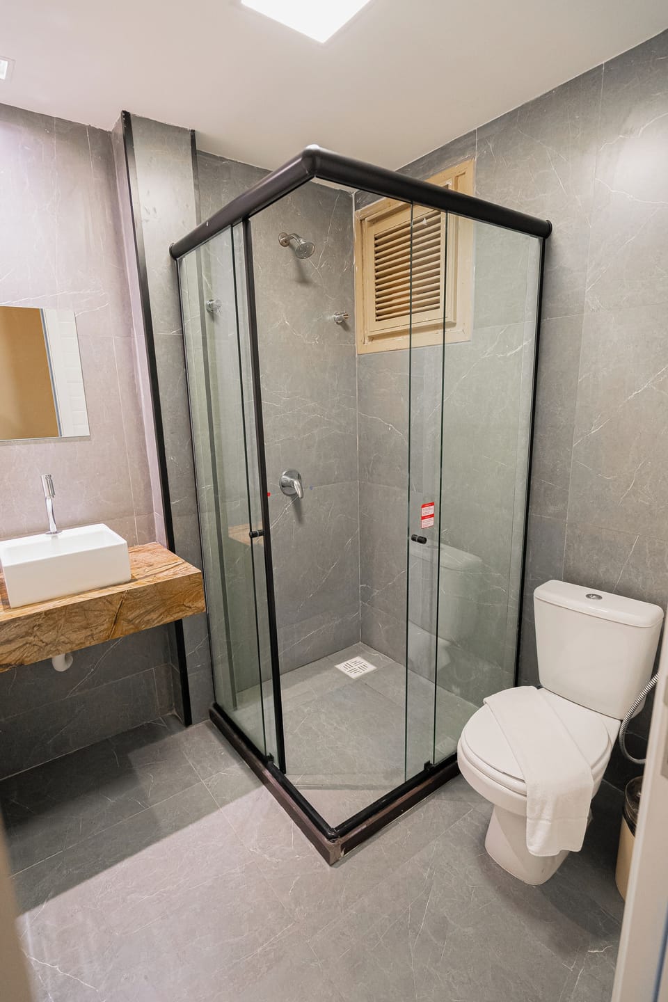 Família Econômico | Bathroom | Shower, hair dryer, towels