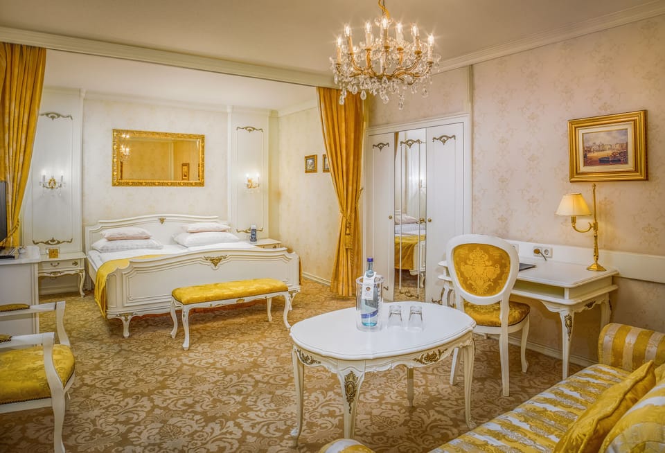 Junior Suite | Minibar, in-room safe, desk, soundproofing