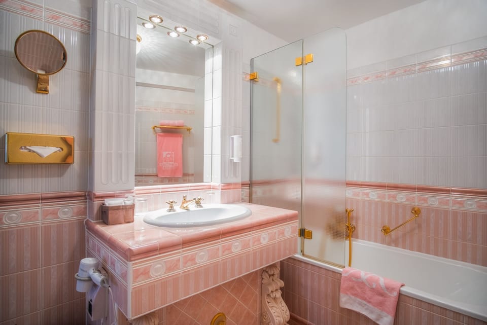 Combined shower/tub, free toiletries, hair dryer, bathrobes