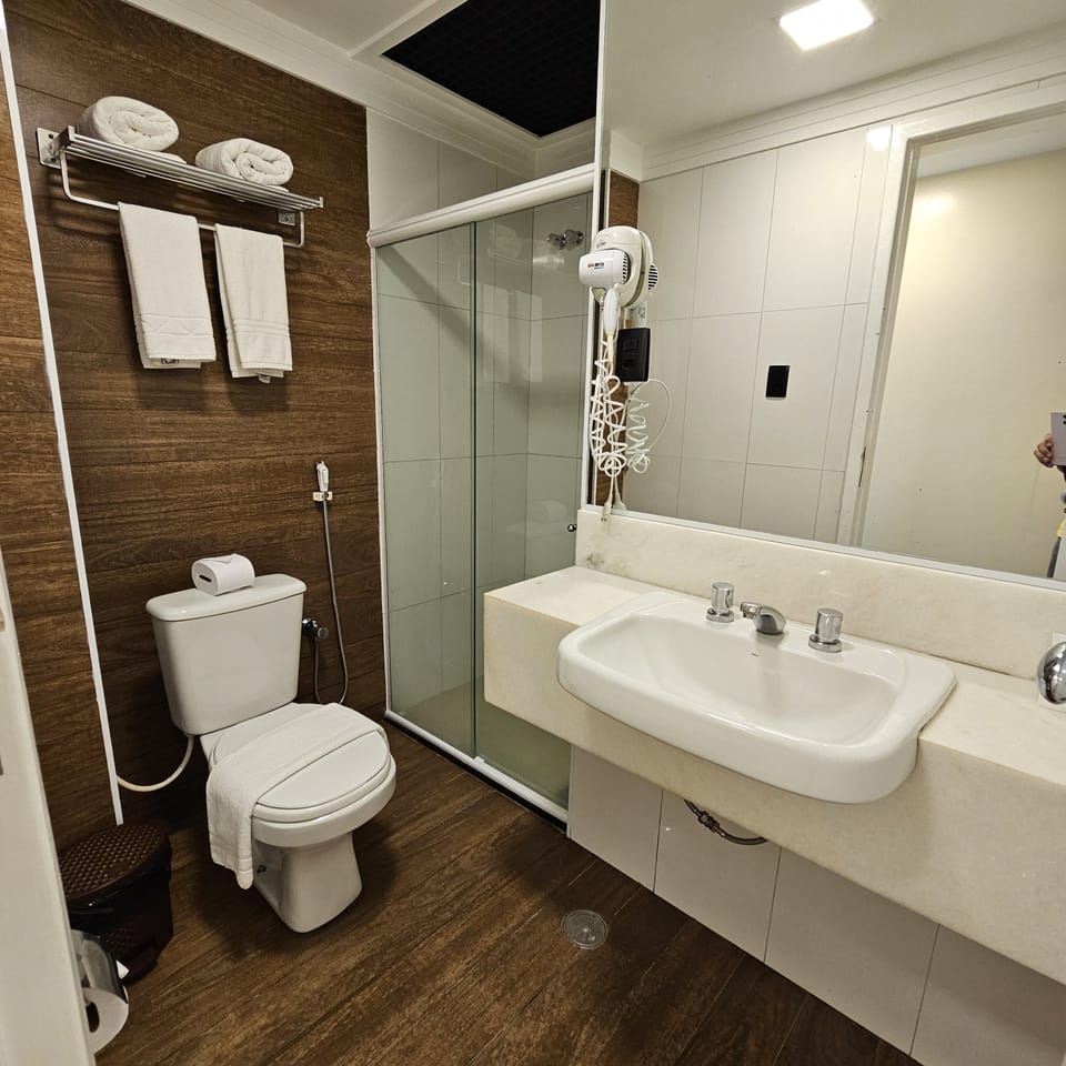 Shower, free toiletries, towels