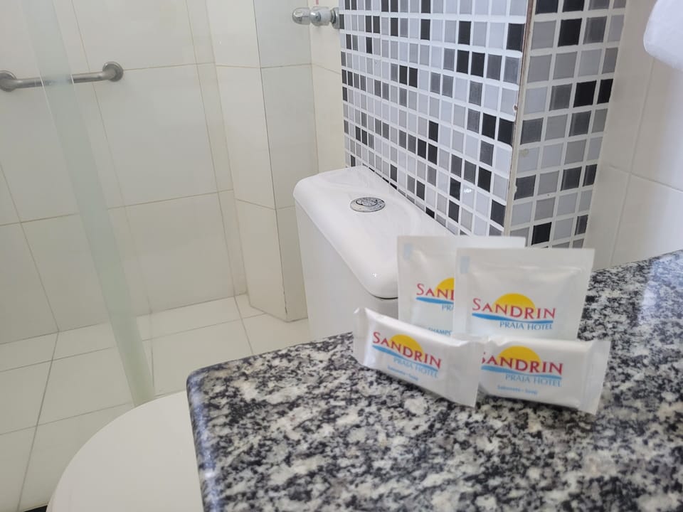 Apartamento Executivo | Bathroom | Shower, free toiletries, hair dryer, towels