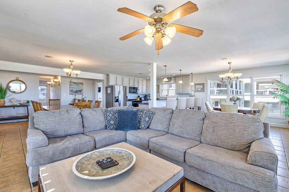 Mid-Level Living Room with Deck Access