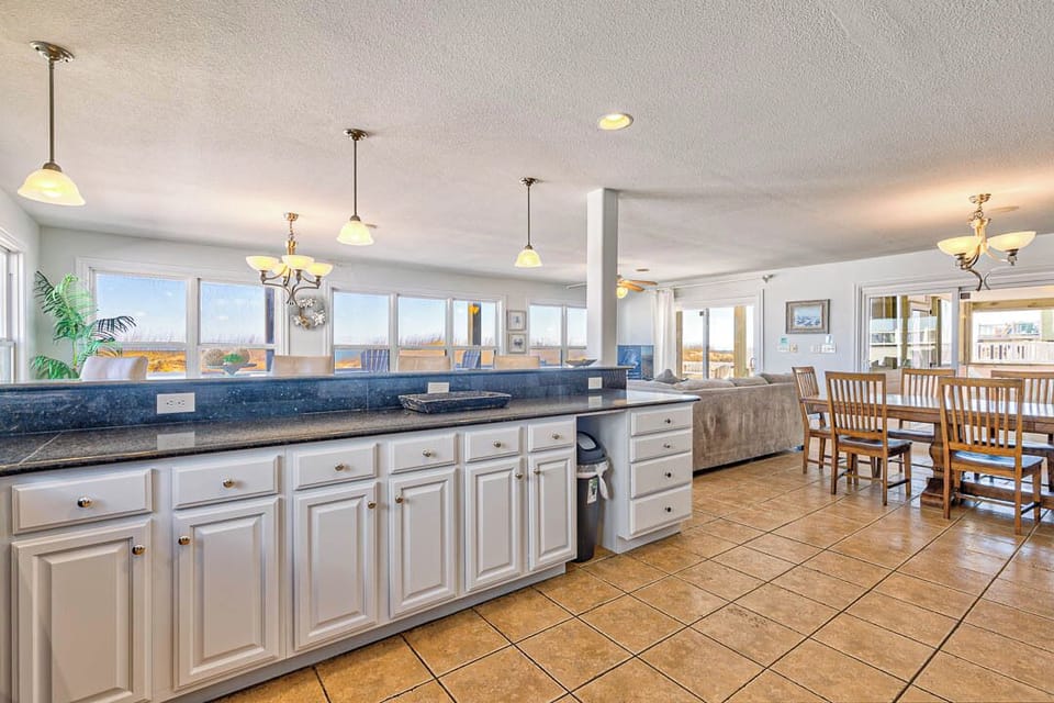 Mid-Level Kitchen with Bar (seats 4)
