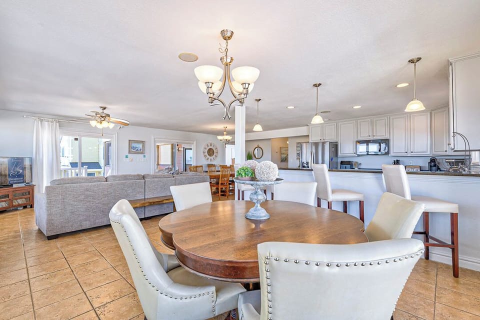 Mid-Level Dining Room with Additional Table (seats 7)
