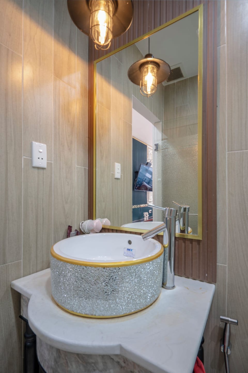 Deluxe Double Room | Bathroom | Shower, rainfall showerhead, hair dryer, slippers