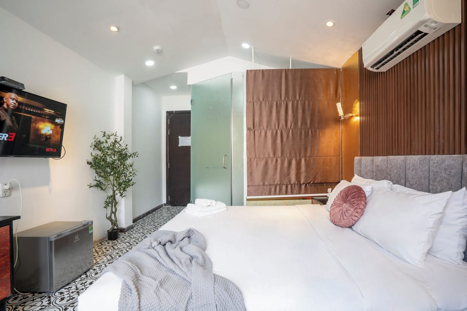 Luxury Double Room | In-room safe, desk, soundproofing, free WiFi
