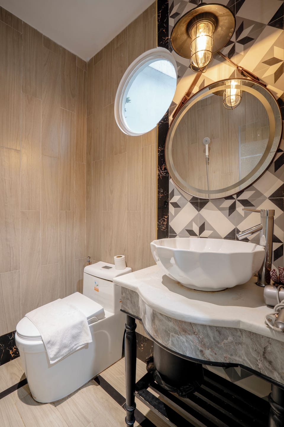 Superior Double Room | Bathroom | Shower, rainfall showerhead, hair dryer, slippers