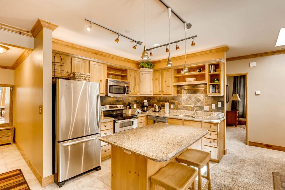 Condo, 1 Bedroom | Private kitchen | Fridge, oven, coffee/tea maker, toaster