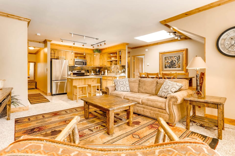 Condo, 1 Bedroom | Living area