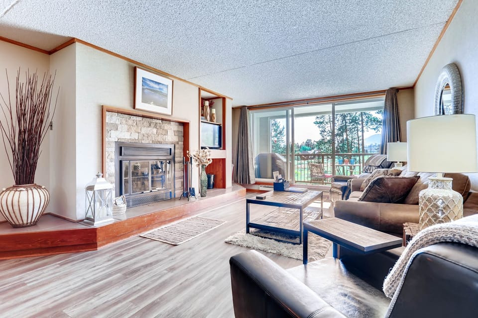 Condo, 2 Bedrooms | Living room | TV, fireplace