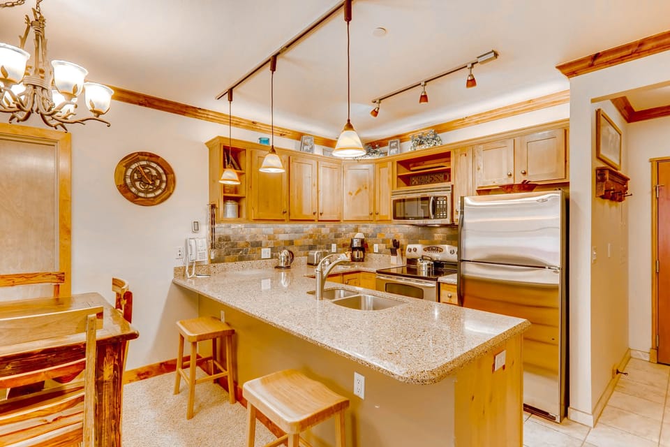 Condo, 1 Bedroom | Private kitchen | Fridge, oven, coffee/tea maker, toaster